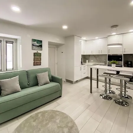 דירה Very Close To - *